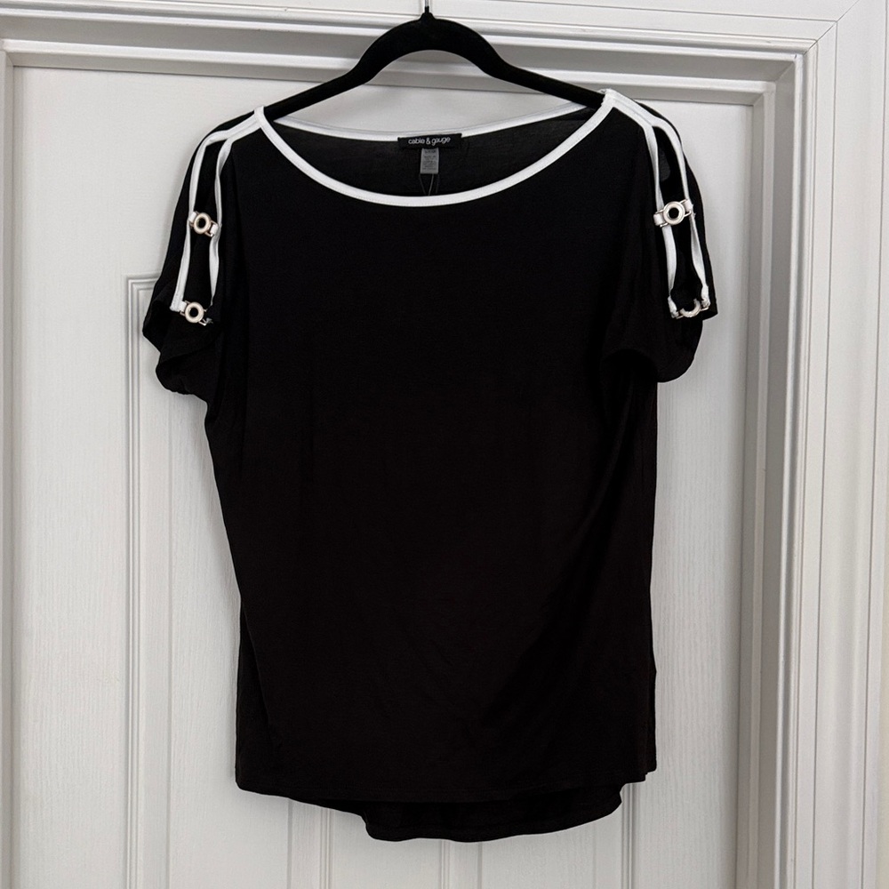 ✨ NWT ✨ Black and White Cable & Gauge Women's Top